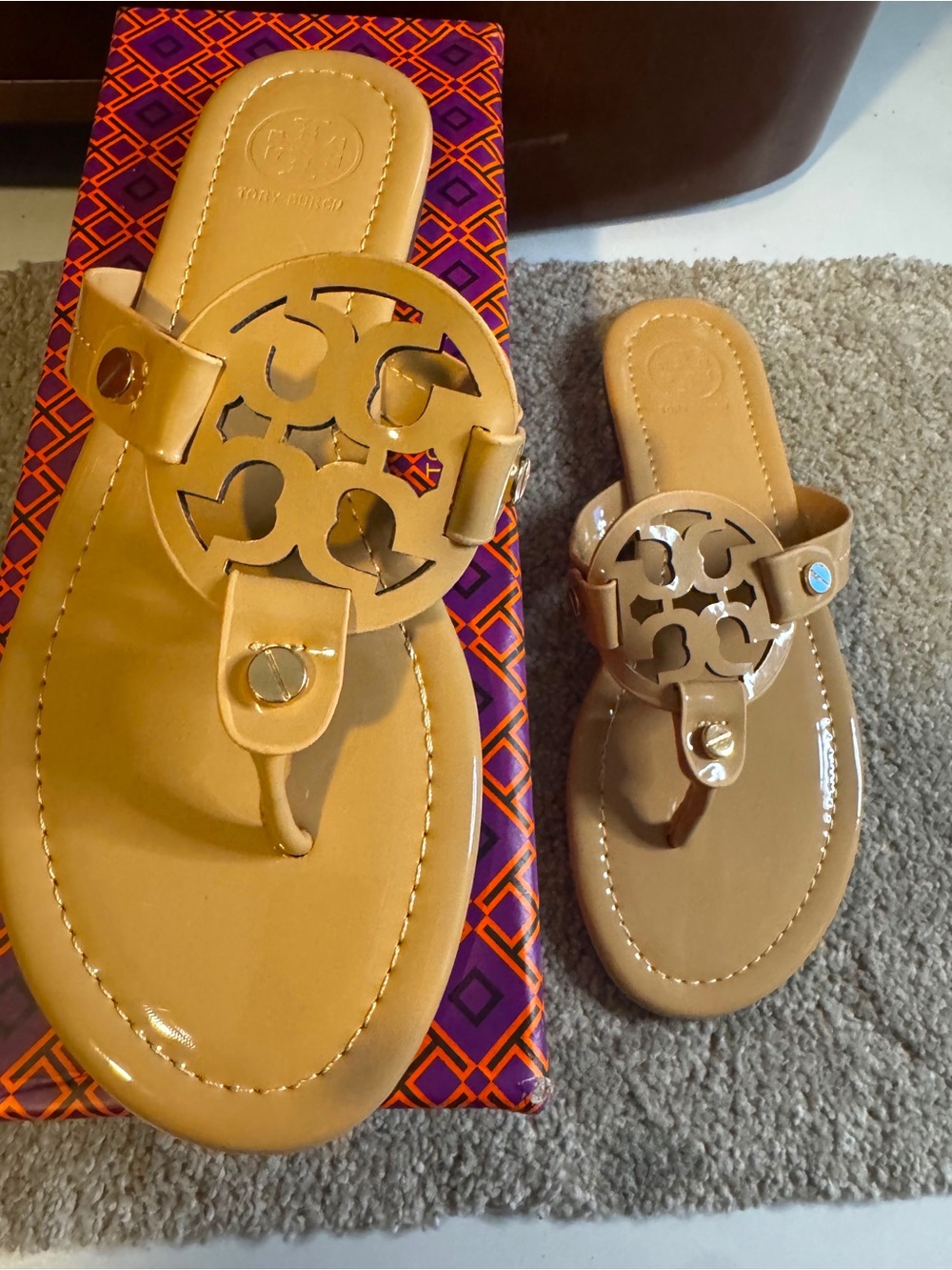 Tory Burch Patent Leather Logo Thong Sandals in Camel